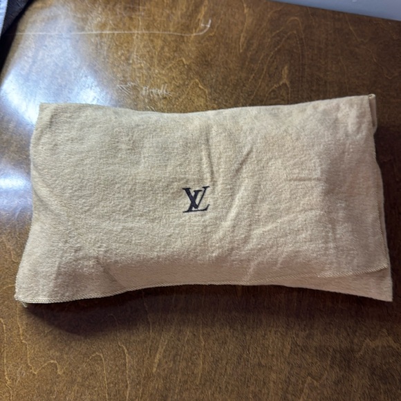 NWOT Louis Vuitton Epi Red Leather Felicia pouchette! Comes with dust bag! - Picture 14 of 15